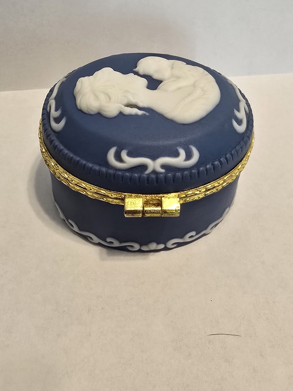 Blue Cameo Pendant with Matching Trinket Box - Classic Women's Jewelry - Picture 5 of 12